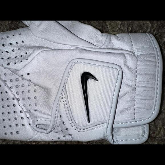 Nike Tour Classic Men’s Regular White Right Golf Glove New - Picture 8 of 12